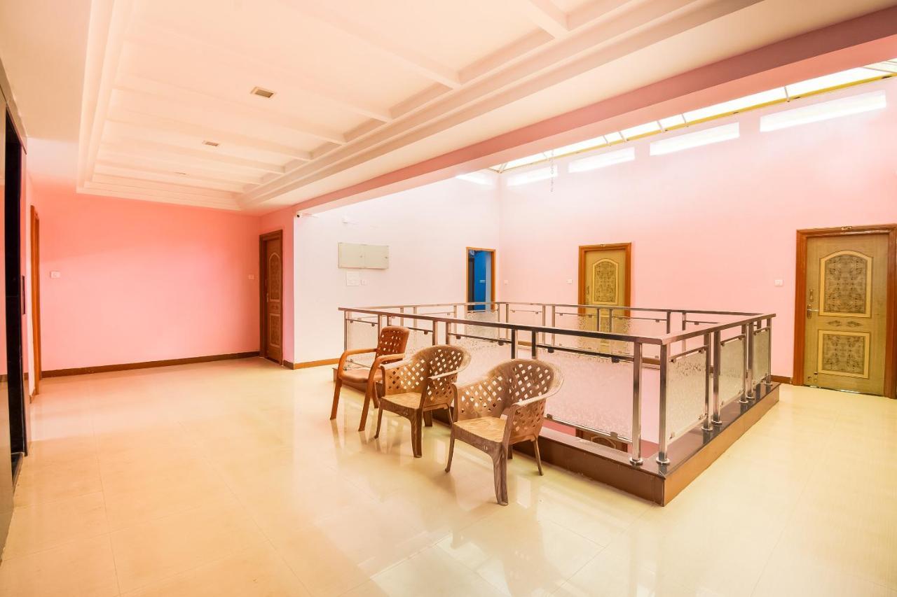 Oyo 62964 Hotel Vandana Grand Неллуру Экстерьер фото
